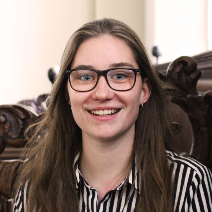 Sharing Knowledge in Learned and Literary Networks The